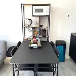 Center: View Retreat With Mountain Panorama Apartment