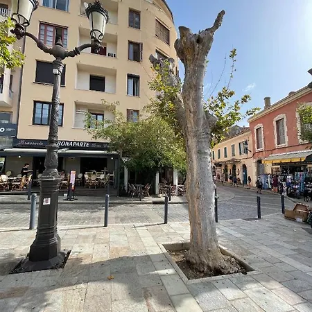 T2 Climatise, Wifi, Centre-ville, A Proximite Plage, Commerces, Taxi & Gare, Vue & Montagne Апартаменты *