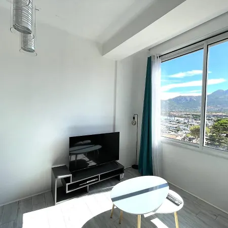 T2 Climatise, Wifi, Centre-ville, A Proximite Plage, Commerces, Taxi & Gare, Vue & Montagne *