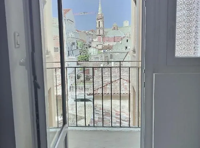 Center: View Retreat With Mountain Panorama *