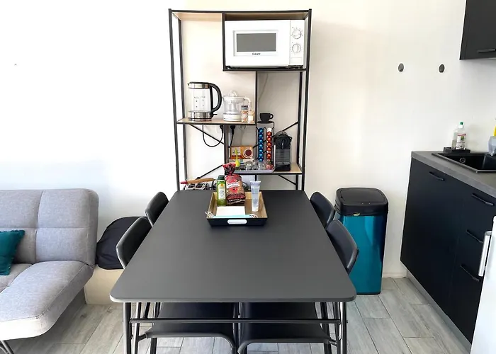 Center: View Retreat With Mountain Panorama Apartment