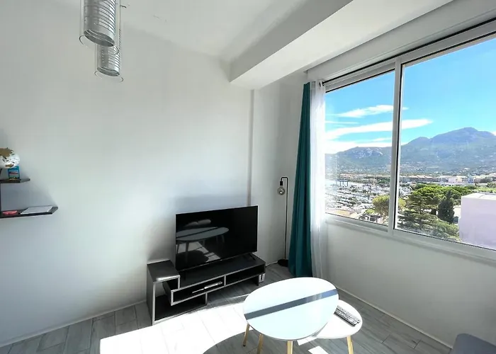 Center: View Retreat With Mountain Panorama *