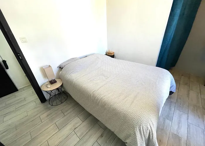 Center: View Retreat With Mountain Panorama *