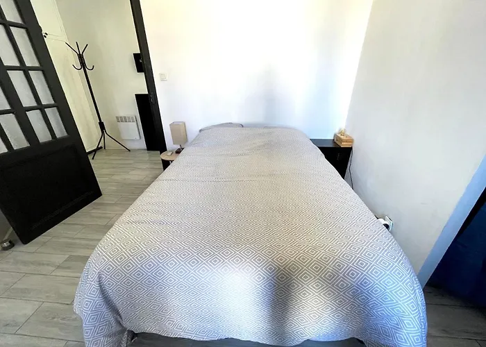 Center: View Retreat With Mountain Panorama *