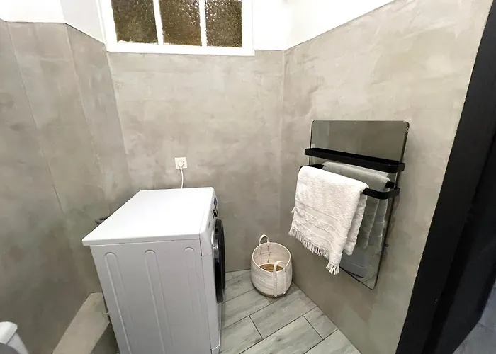 Center: View Retreat With Mountain Panorama *