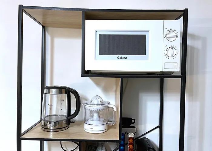 Center: View Retreat With Mountain Panorama *