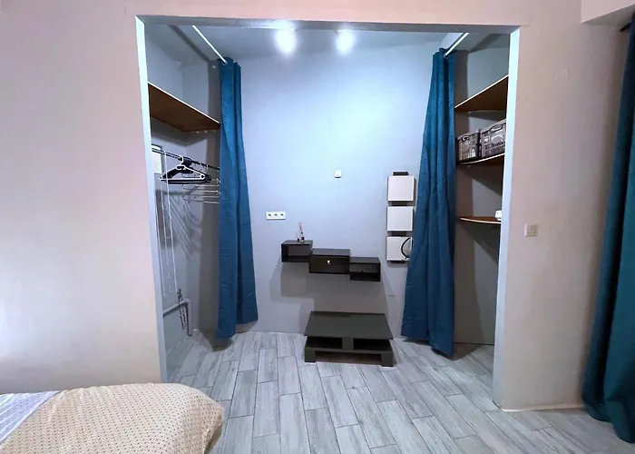 Center: View Retreat With Mountain Panorama