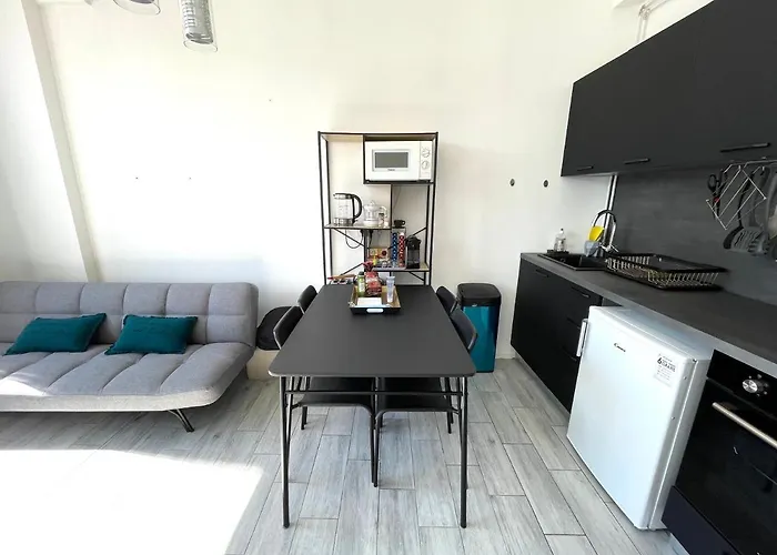 Center: View Retreat With Mountain Panorama *