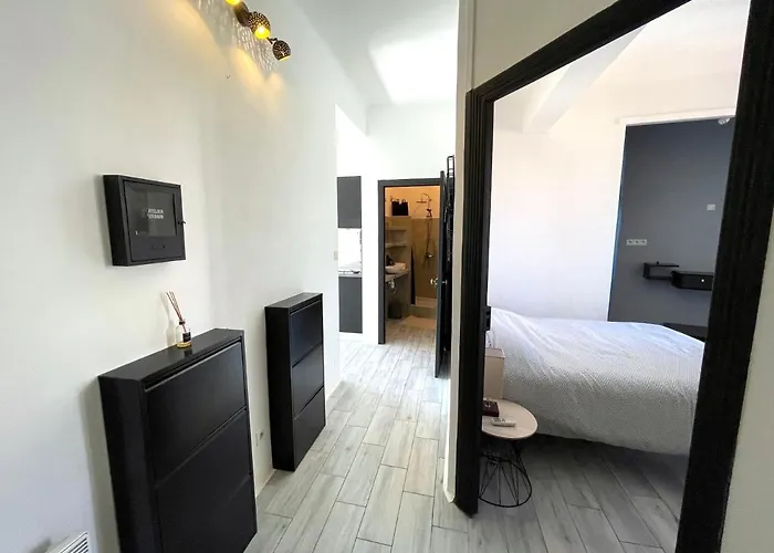 Center: View Retreat With Mountain Panorama