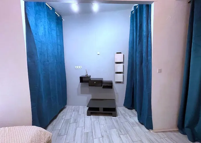 Center: View Retreat With Mountain Panorama *