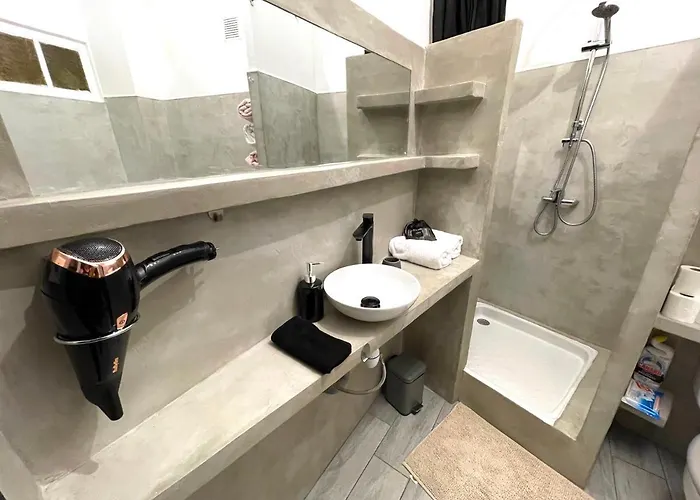 Apartment Center: View Retreat With Mountain Panorama