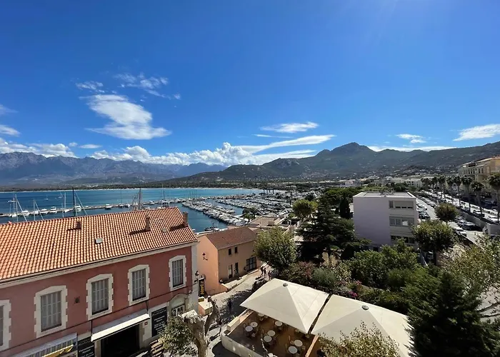 Center: View Retreat With Mountain Panorama *